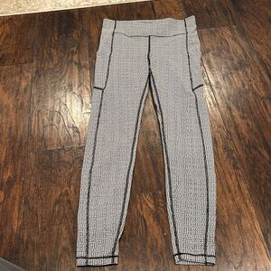 Lululemon Sz 8  Black White Herringbone Legging like new rare